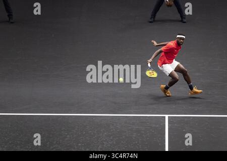 21 settembre 2018 - Chicago, Illinois, Stati Uniti - FRANCES TIAFOE degli Stati Uniti colpisce un tiro al rovescio contro GRIGOR DIMITROV della Bulgaria durante la prima partita del primo giorno della Laver Cup allo United Center di Chicago, Illinois. (Immagine di credito: © Shelley Lipton/ZUMA Wire) Foto Stock