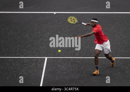 21 settembre 2018 - Chicago, Illinois, Stati Uniti - FRANCES TIAFOE degli Stati Uniti colpisce un tiro di avvicinamento contro GRIGOR DIMITROV della Bulgaria durante la prima partita del primo giorno della Laver Cup allo United Center di Chicago, Illinois. (Immagine di credito: © Shelley Lipton/ZUMA Wire) Foto Stock