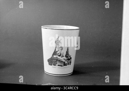 Cup + Mug, studio, 29-08-1995 Whizgle News, Dutch Desk, Paesi Bassi, 1950-2000 Una tazza decorativa con un'illustrazione dettagliata di una statua storica e di elementi architettonici, che mette in risalto disegni intricati sull'esterno. Foto Stock