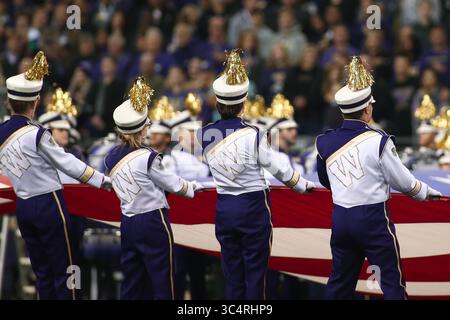 22 settembre 2018: I membri della band dei Washington Huskies detengono la bandiera prima di una partita tra gli Arizona State Sun Devils e i Washington Huskies all'Husky Stadium di Seattle, Washington. Sean Brown/CSM(immagine di credito: &Copy; Sean Brown/CSM tramite cavo ZUMA) Foto Stock
