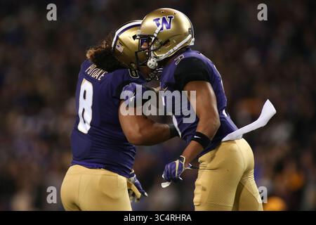22 settembre 2018: Il defensive back dei Washington Huskies Myles Bryant (5) e il linebacker dei Washington Huskies Benning Potoa'e (8) festeggiano dopo un avvicendamento durante una partita tra gli Arizona State Sun Devils e i Washington Huskies all'Husky Stadium di Seattle, Washington. Sean Brown/CSM(immagine di credito: &Copy; Sean Brown/CSM tramite cavo ZUMA) Foto Stock