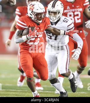 22 settembre 2018 - Houston, USA - il running back degli Houston Cougars Chandler Smith (23) porta la palla durante il primo tempo di una partita di football NCAA tra gli Houston Cougars e i Texas Southern Tigers sabato 22 settembre 2018 a Houston, Texas. (Immagine di credito: © Scott Coleman/ZUMA Wire) Foto Stock