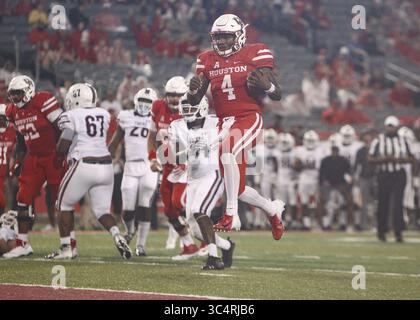 22 settembre 2018 - Houston, USA - il quarterback degli Houston Cougars D'Eriq King (4) sale nella end zone per iniziare il punteggio nel primo quarto di una partita di football NCAA tra gli Houston Cougars e i Texas Southern Tigers sabato 22 settembre 2018 a Houston, Texas. (Immagine di credito: © Scott Coleman/ZUMA Wire) Foto Stock