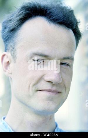Gijs Frieling, Portrait, Haarlem, Paesi Bassi, 25-05-1999 Whizgle News, Dutch Desk, Paesi Bassi, 1950-2000 Un uomo con i capelli corti e leggermente duri e un sottile sorriso guarda direttamente lo spettatore, trasudando un comportamento calmo e avvicinabile. Foto Stock