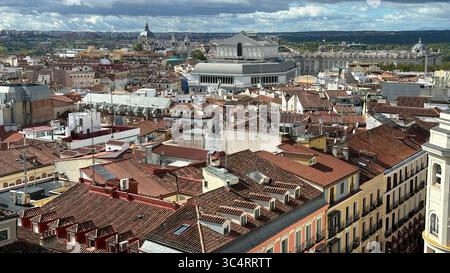 Una vista panoramica sopraelevata sui tetti in terracotta del centro storico di Madrid, con il Palazzo reale, i Giardini Sabatini e il Teatro Real. Foto Stock