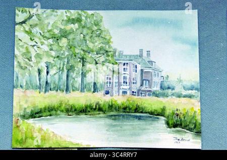 Painting Iepenhove Heemstede, Heemstede, Paesi Bassi, 29-11-2001 Whizgle News, Dutch Desk, i Paesi Bassi, 1950-2000 Un tranquillo paesaggio caratterizzato da un affascinante edificio parzialmente oscurato da lussureggianti alberi verdi, situato accanto a un tranquillo laghetto. I tratti morbidi e fluenti catturano la tranquillità della scena, arricchita da delicate sfumature di verde. Foto Stock