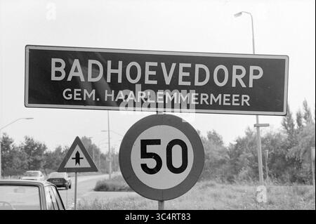 Vari luoghi Haarlemmermeer, Haarlemmermeer, panoramiche, 02-09-1980 Whizgle News, Dutch Desk, paesi Bassi, 1950-2000 Un cartello direzionale che indica la città di Badhoevedorp, situata nel comune di Haarlemmermeer, insieme ad un limite di velocità di 50. Foto Stock