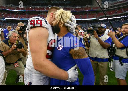 23 settembre 2018: Il defensive end degli Houston Texans J.J. Watt (99) e il wide receiver dei New York Giants Odell Beckham (13) si abbracciano dopo la partita di football tra gli Houston Texans e i New York Giants all'NRG Stadium di Houston, Texas. John Glaser/CSM(immagine di credito: &Copy; John Glaser/CSM tramite cavo ZUMA) Foto Stock