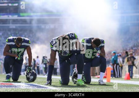 23 settembre 2018: Il tight end dei Seattle Seahawks Darrell Daniels (87), il cornerback dei Seattle Seahawks Neiko Thorpe (23) e il wide receiver dei Seattle Seahawks David Moore (83) si inginocchiano nell'endzone prima di una partita tra i Dallas Cowboys e i Seattle Seahawks al CenturyLink Field di Seattle, WA. I Seahawks sconfissero i Cowboys 24-13. Sean Brown/CSM(immagine di credito: &Copy; Sean Brown/CSM tramite cavo ZUMA) Foto Stock