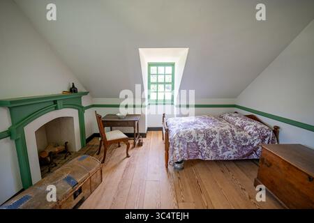 FAIRFAX COUNTY, Virginia - una delle numerose camere al piano superiore della Gunston Hall mostra l'architettura georgiana e il design degli interni di questa villa coloniale della Virginia costruita tra il 1755-1759 per George Mason IV. La sala presenta originali lavori in legno creati sotto la supervisione dell'architetto inglese William Buckland, che ha introdotto elementi chinoiserie e palladiani nel design coloniale americano. Gunston Hall servì sia come residenza di famiglia che come laboratorio intellettuale dove Mason scrisse la dichiarazione dei diritti della Virginia nel 1776, che influenzò la Bill of Rights degli Stati Uniti. Mason è riconosciuto Foto Stock