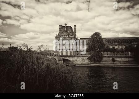 Il Pavillon de Flore, parte del Palazzo del Louvre di Parigi, si trova all'estremità sud-occidentale del Museo del Louvre, vicino al Pont Royal Foto Stock