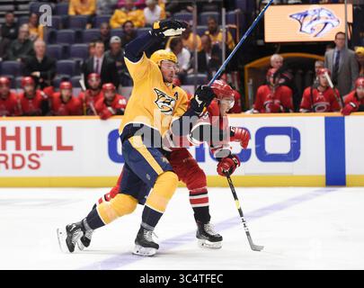 25 settembre 2018; Nashville TN, USA, il centro dei Nashville Predators Ryan Johansen (92) e il difensore dei Carolina Hurricanes Roland McKeown (55) si scontrano durante il primo periodo di una gara di pre-stagione tra i Carolina Hurricanes e i Nashville Predators alla Bridgestone Arena. Fotografo: Steve Roberts.(immagine di credito: &Copy; Steve Roberts/Cal Sport Media/CSM via ZUMA Wire) Foto Stock