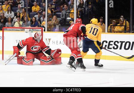 25 settembre 2018; il portiere dei Carolina Hurricanes Scott Darling (33) blocca il tiro del centro dei Nashville Predators Colton Sissons (10) durante il primo periodo di una gara di pre-stagione tra i Carolina Hurricanes e i Nashville Predators alla Bridgestone Arena. Fotografo: Steve Roberts.(immagine di credito: &Copy; Steve Roberts/Cal Sport Media/CSM via ZUMA Wire) Foto Stock
