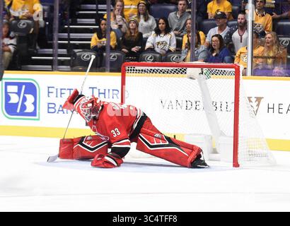 25 settembre 2018; Nashville TN, USA durante il primo periodo di una gara di pre-stagione tra il portiere dei Carolina Hurricanes Scott Darling (33) devia il puck Hurricanes e i Nashville Predators alla Bridgestone Arena. Fotografo: Steve Roberts.(immagine di credito: &Copy; Steve Roberts/Cal Sport Media/CSM via ZUMA Wire) Foto Stock