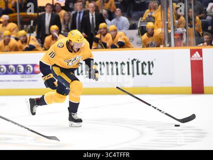 25 settembre 2018; Nashville TN, USA, centro dei Nashville Predators Colton Sissons (10) spinge il ghiaccio durante il primo periodo di una gara pre-stagione tra i Carolina Hurricanes e i Nashville Predators alla Bridgestone Arena. Fotografo: Steve Roberts.(immagine di credito: &Copy; Steve Roberts/Cal Sport Media/CSM via ZUMA Wire) Foto Stock