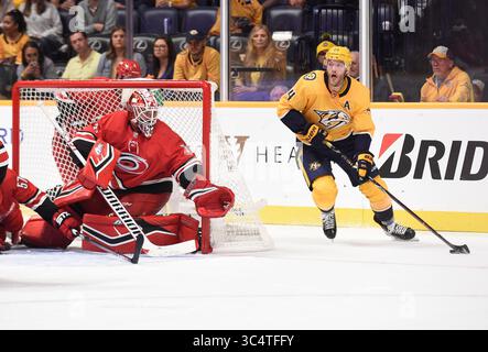 25 settembre 2018; il difensore dei Nashville Predators Ryan Ellis (4) porta il puck da dietro la rete durante il terzo periodo di una gara pre-stagione tra i Carolina Hurricanes e i Nashville Predators alla Bridgestone Arena. Fotografo: Steve Roberts.(immagine di credito: &Copy; Steve Roberts/Cal Sport Media/CSM via ZUMA Wire) Foto Stock