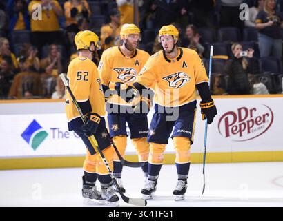 25 settembre 2018; il difensore dei Nashville Predators Matt Irwin (52) e il difensore dei Nashville Predators Ryan Ellis (4) celebrano il gol del centro dei Nashville Predators Ryan Johansen (92) durante il terzo periodo di una gara di pre-stagione tra i Carolina Hurricanes e i Nashville Predators alla Bridgestone Arena. Fotografo: Steve Roberts.(immagine di credito: &Copy; Steve Roberts/Cal Sport Media/CSM via ZUMA Wire) Foto Stock