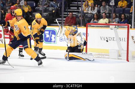 25 settembre 2018; Nashville TN, USA Carolina Hurricanes, l'ala destra Saku Maenalanen (8) segna il portiere dei Nashville Predators Pekka Rinne (35) durante il secondo periodo di una gara di pre-stagione tra i Carolina Hurricanes e i Nashville Predators alla Bridgestone Arena. Fotografo: Steve Roberts.(immagine di credito: &Copy; Steve Roberts/Cal Sport Media/CSM via ZUMA Wire) Foto Stock