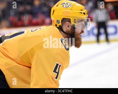 25 settembre 2018; il difensore dei Nashville Predators Ryan Ellis (4) attende il match off durante il terzo periodo di una gara di pre-stagione tra i Carolina Hurricanes e i Nashville Predators alla Bridgestone Arena. Fotografo: Steve Roberts.(immagine di credito: &Copy; Steve Roberts/Cal Sport Media/CSM via ZUMA Wire) Foto Stock