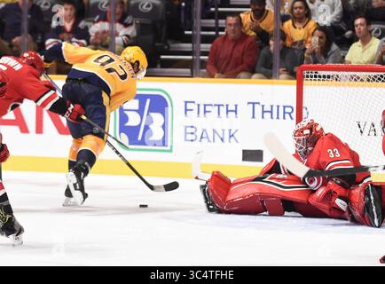 25 settembre 2018; il portiere dei Nashville TN, USA Carolina Hurricanes Scott Darling (33) devia il tiro del centro dei Nashville Predators Ryan Johansen (92) durante il terzo periodo di una gara di pre-stagione tra i Carolina Hurricanes e i Nashville Predators alla Bridgestone Arena. Fotografo: Steve Roberts.(immagine di credito: &Copy; Steve Roberts/Cal Sport Media/CSM via ZUMA Wire) Foto Stock