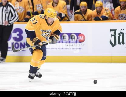 25 settembre 2018; Nashville TN, USA, l'ala sinistra dei Nashville Predators Viktor Arvidsson (33) spinge il puck durante il terzo periodo di una gara di pre-stagione tra i Carolina Hurricanes e i Nashville Predators alla Bridgestone Arena. Fotografo: Steve Roberts.(immagine di credito: &Copy; Steve Roberts/Cal Sport Media/CSM via ZUMA Wire) Foto Stock