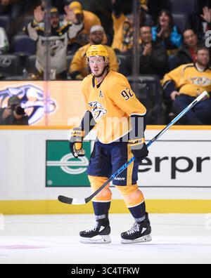 25 settembre 2018; Nashville TN, USA, il centro dei Nashville Predators Ryan Johansen (92) pattina dopo aver segnato un gol durante il terzo periodo di una gara di pre-stagione tra i Carolina Hurricanes e i Nashville Predators alla Bridgestone Arena. Fotografo: Steve Roberts.(immagine di credito: &Copy; Steve Roberts/Cal Sport Media/CSM via ZUMA Wire) Foto Stock
