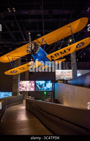 Tuskegee Airmen Stearman PT-13D Biplane Washington DC // WASHINGTON DC — The Spirit of Tuskegee, un biplano Stearman PT-13D Kaydet restaurato, è sospeso nella Double Victory: La galleria African American Military Experience presso il National Museum of African American History and Culture. Questo aereo da addestramento primario fu utilizzato per preparare piloti afroamericani a Moton Field in Alabama dal 1944 al 1946 durante la seconda guerra mondiale. I Tuskegee Airmen, i primi aviatori militari neri nella storia degli Stati Uniti, addestrati su aerei come questo PT-13D prima di essere assegnati a missioni di combattimento in Europa e Nord A. Foto Stock