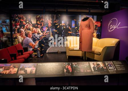 Oprah Winfrey Show Couch and Dress Washington DC // WASHINGTON DC — l'abito di Oprah Winfrey del suo ultimo episodio nel 2011 e il divano sezionale in pelle dell'Oprah Winfrey Show sono esposti nella mostra Watching Oprah: The Oprah Winfrey Show and American Culture allo Smithsonian National Museum of African American History and Culture. L'abito è tratto dall'episodio di addio di Winfrey che segnò la fine dei suoi 25 anni di trasmissione televisiva diurna, uno dei momenti più significativi della storia della televisione americana. Il divano in pelle è stato usato in volo agli Harpo Studios e ha servito come elemento centrale Foto Stock