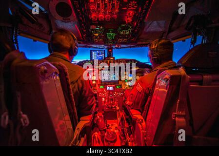 29 agosto 2018 - in volo dal Wisconsin a Germ, Wisconsin, Stati Uniti - il capitano Jay Lamb e il secondo tenente Johnathan Vargas, entrambi piloti del 128th Air Refueling Wing della Wisconsin Air National Guard a Milwaukee, pilota un KC-135 Stratotanker che sta trasportando gli avieri del 115th Force Support Squadron dal 115th Fighter Wing, Truax Field, Wisconsin, alla Ramstein Air base, Germania, agosto. 29, 2018. Il 115th FSS andrà a Ramstein come parte di un movimento per la missione di addestramento. (Immagine di credito: © U.S. Air National Guard/ZUMA Wire/ZUMAPRESS.com) Foto Stock