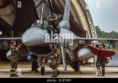 13 settembre 2018 - Spangdahlem Air base, Baden-Wurttemberg, Germania - il capitano Timothy Neely, pilota del 480th Fighter Squadron, smonta da un F-16 Fighting Falcon presso la Spangdahlem Air base, Germania, settembre. 13, 2018, durante un esercizio di preparazione a livello di base. Le esercitazioni aiutano a garantire che i velivoli 52nd Fighter Wing abbiano la capacità di continuare a volare durante un attacco e possano rispondere a qualsiasi minaccia regionale in un attimo di preavviso. (Immagine di credito: © U.S. Air Force/ZUMA Wire/ZUMAPRESS.com) Foto Stock