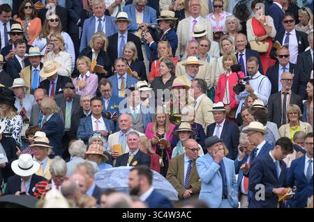 Goodwood, Regno Unito. 29 luglio 2025. Racegoers durante il primo giorno della riunione del Qatar Goodwood Festival. Credito: Eclettismo Foto Stock