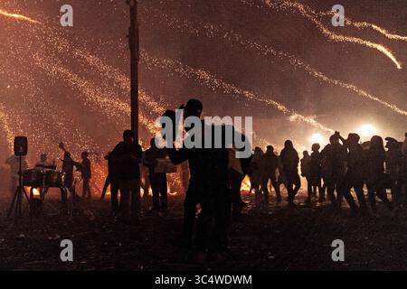 29 settembre 2018 - San Miguel De Allende, Guanajuato, Messico - le scintille che esplodono i razzi del cielo si disperdono mentre i messicani corrono per la copertura durante una raffica di razzi pirotecnici al festival Alborada il 29 settembre 2018 a San Miguel de Allende, Messico. L'insolito festival celebra il santo patrono della città con una battaglia di fuochi d'artificio di due ore alle 4 del mattino che rappresenta la lotta tra San Michele e Lucifero. (Immagine di credito: © Richard Ellis/ZUMA Wire) Foto Stock