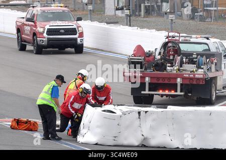 29 settembre 2018 - Concord, NC, USA - il personale della pista lavora per riparare la curva 12 al Charlotte Motor Speedway dopo che il pilota NASCAR Bubba Wallace si è schiantato con la sua auto sabato 29 settembre 2018, durante le prove per la Bank of America ROVAL 400. (Immagine di credito: © Jeff Siner/Charlotte Observer/TNS via ZUMA Wire) Foto Stock