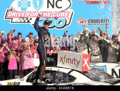 29 settembre 2018 - Concord, NC, USA - il pilota della NASCAR Xfinity Series Chase Briscoe celebra la sua vittoria nella 37a edizione di Drive for the cure 200, presentata dalla Blue Cross Blue Shield della Carolina del Nord, sabato 29 settembre 2018, al Charlotte Motor Speedway di Concord, N.C. (immagine di credito: © Jeff Siner/Charlotte Observer/TNS via ZUMA Wire) Foto Stock