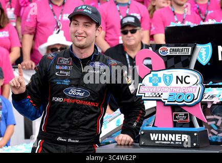 29 settembre 2018 - Concord, NC, USA - il pilota della NASCAR Xfinity Series Chase Briscoe celebra la sua vittoria nella 37a edizione di Drive for the cure 200, presentata dalla Blue Cross Blue Shield della Carolina del Nord, sabato 29 settembre 2018, al Charlotte Motor Speedway di Concord, N.C. (immagine di credito: © Jeff Siner/Charlotte Observer/TNS via ZUMA Wire) Foto Stock