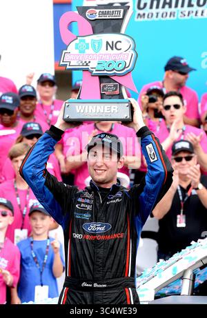 29 settembre 2018 - Concord, NC, USA - il pilota della NASCAR Xfinity Series Chase Briscoe celebra la sua vittoria nella 37a edizione di Drive for the cure 200, presentata dalla Blue Cross Blue Shield della Carolina del Nord, sabato 29 settembre 2018, al Charlotte Motor Speedway di Concord, N.C. (immagine di credito: © Jeff Siner/Charlotte Observer/TNS via ZUMA Wire) Foto Stock