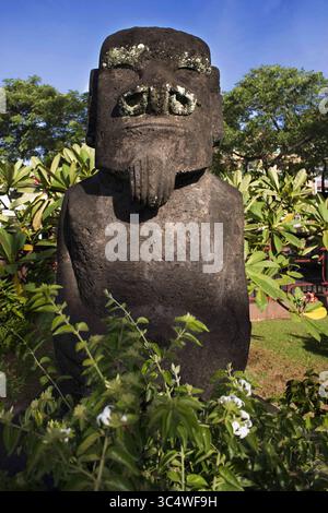 16 marzo 2015 - Polinesia francese, Francia - Papeete Downtown tiki figure, Tahiti Nui, Isole della società, Polinesia francese, Pacifico meridionale. Tikis: Gli antichi polinesiani intagliarono statue di tiki per proteggere siti religiosi o case. Abbiamo visto un certo numero di tiki nei nostri viaggi, da piccoli tiki su un muro di pietra al confine di una proprietà, a grandi statue. (Immagine di credito: © Sergi Reboredo/ZUMA Wire) Foto Stock