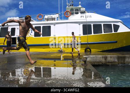 22 marzo 2015 - Polinesia francese, Francia - ragazzi che saltano in acqua vicino al molo di Bora Bora Vaitape, Isole della società, Polinesia francese, Pacifico meridionale. (Immagine di credito: © Sergi Reboredo/ZUMA Wire) Foto Stock