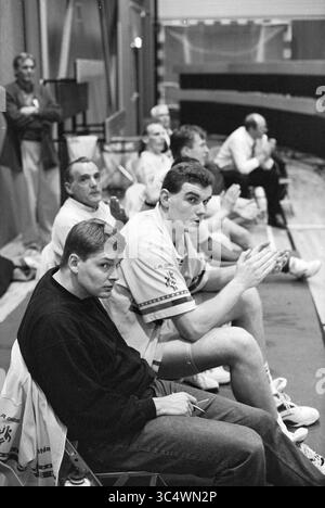 Akrides WEEK, Haarlem, Paesi Bassi, 07-04-1992 Whizgle News, Dutch Desk, i Paesi Bassi, 1950-2000 Un gruppo di atleti e allenatori siedono a margine, impegnati in un momento di concentrazione e sostegno durante una partita. Alcuni applaudono, mentre altri si concentrano intensamente in avanti, incarnando lo spirito del lavoro di squadra e dell'anticipazione. Foto Stock