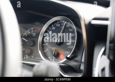 Primo piano del tachimetro dell'auto. Pannello cruscotto con indicatori. Abitacolo moderno. Indicatore di selezione rapida. Tecnologia e trasporti. Prestazioni di guida. Foto Stock