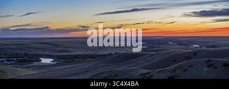 24 luglio 2017 - Canada - la luna crescente di un giorno, molto sottile, al crepuscolo, appena a sinistra del centro, nel cielo del tramonto, 24 luglio 2017. Dal Sunset Point al Writing-on-Stone Provincial Park, con il fiume Milk in lontananza. Questo è un panorama a 3 sezioni con l'obiettivo Rokinon da 85 mm e Canon 6D. Cucito con ACR. (Immagine di credito: © Alan Dyer / Vwpics/VW Pics tramite cavo ZUMA) Foto Stock