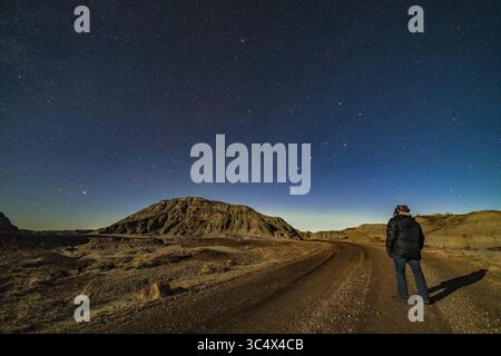28 novembre 2017 - Albert, Canada - Un selfie che guarda a nord verso i Big and Little Dippers al Dinosaur Provincial Park, Alberta, in una notte molto chiara al chiaro di luna il 27 novembre 2017. Polaris è in cima; Vega è all'estrema sinistra. Un'esposizione singola di 15 secondi con l'obiettivo Rokinon 14mm f/2,5 e Canon 6D MkII a ISO 2000, con LENR applicato. La Luna era appena oltre il primo quarto. (Immagine di credito: © Alan Dyer / Vwpics/VW Pics tramite cavo ZUMA) Foto Stock
