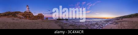7 aprile 2017 - Australia - tramonto al faro di Point Lonsdale, vicino a Queenscliff, Victoria, Australia, 7 aprile, 2017. il Sole è tramontato ad ovest a destra, la Luna gibbosa si sta innalzando a nord-est a sinistra del faro. Si tratta di un panorama a 360Â° con l'obiettivo da 14 mm, l'orientamento orizzontale e la fotocamera Canon 6D. Cucito con PTGui. Ho aggiunto un morbido strato di luce â€œOrton Effectâ€ per aggiungere l'effetto di messa a fuoco morbida. (Immagine di credito: © Alan Dyer / Vwpics/VW Pics tramite cavo ZUMA) Foto Stock