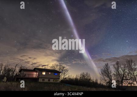 6 maggio 2018 - Alberta, Canada - l'insolito arco auricolare STEVE sopra la mia casa nel sud dell'Alberta, il 6 maggio 2018, in una notte parzialmente nuvolosa. Un'aurora principale fioca e inattiva era a nord, ma l'arco di Steve attraversò il cielo da est a ovest. Si tratta di una singola immagine di 10 secondi con Sony a7III a ISO 3200 e Canon 24 mm a f/2. (Immagine di credito: © Alan Dyer / Vwpics/VW Pics tramite cavo ZUMA) Foto Stock