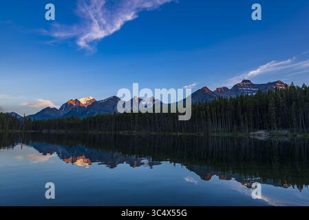 17 luglio 2018 - Alberta, Canada - tramonto al lago Herbert, Parco Nazionale di Banff, Alberta, con l'ultima luce del sole che illumina le vette intorno al lago Louise sul Continental divide, in uno spettacolo di â€œalpenglow.â€ la vetta principale a sinistra è il Monte Temple. Era il 17 luglio 2018. Si tratta di un'esposizione singola con l'obiettivo Nikon D750 e Sigma 24mm Art. (Immagine di credito: © Alan Dyer / Vwpics/VW Pics tramite cavo ZUMA) Foto Stock