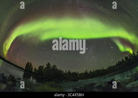 9 settembre 2018 - Alberta, Canada - il grande spazzo dei borelii dell'aurora attraverso il cielo settentrionale e nord-orientale, dal lago Tibbitt vicino a Yellowknife, NWT, l'8 settembre 2018. Il Big Dipper e il Polaris sono a sinistra; Auriga e Toro si alzano a destra, con Capella, Aldebaran e le Pleiadi che salgono a est. Cassiopeia e Perseo sono in cima alla via Lattea. thereâ è anche una meteora che arriva in cima! Si tratta di uno stack combinato medio di 8 esposizioni per il terreno al rumore uniforme, e di un'esposizione per il cielo, tutti 15 secondi a f/2,8 con il Rokinon full-frame fish-e da 12 mm Foto Stock