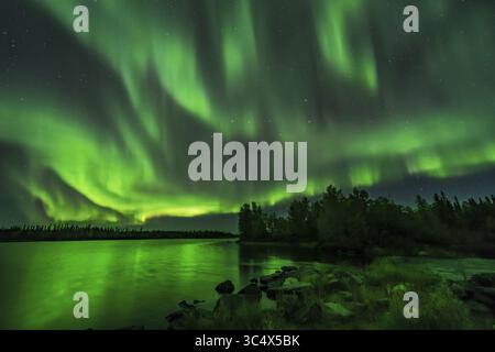 9 settembre 2018 - Alberta, Canada - Un'aurora luminosa che riempie il cielo sul lago Tibbitt, sull'Ingraham Trail a est di Yellowknife, NWT, con l'aurora che illumina il terreno verde. Questo era l'8/9 settembre 2018. Il Big Dipper è al centro. Questo è di 2,5 secondi a f/2 con l'obiettivo Venus Optics da 15 mm e Sony a7IIII a ISO 3200. (Immagine di credito: © Alan Dyer / Vwpics/VW Pics tramite cavo ZUMA) Foto Stock