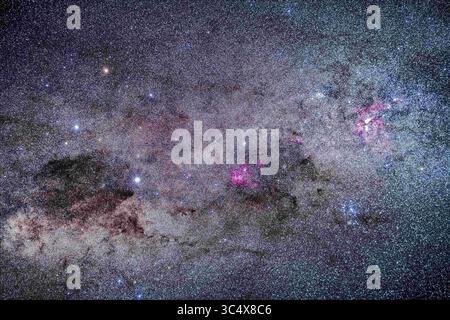18 aprile 2017 - Australia - l'incredibile area della via Lattea meridionale a carina e Crux, la parte più luminosa della via Lattea dopo la regione del nucleo galattico. A destra c'è la Nebulosa carina, con l'ammasso delle Pleiadi meridionali, IC 2602, sotto di essa. Il Cluster di calcio, NGC 3532, si trova in alto a sinistra della Nebulosa carina. Al centro si trova la regione di Lambda Centauri, con l'ammasso stellare NGC 3766, l'ammasso di perle, sopra la nebulosità di emissione. A sinistra si trova la Croce Sud, con il sacco di carbone scuro in basso a sinistra della Croce, con sottili tendini che si estendono verso destra. A sinistra di Alpha Cruxis a. Foto Stock