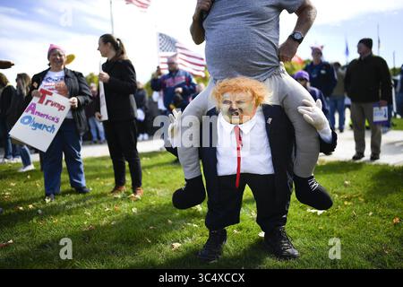 14 agosto 2018 - Eden Prairie, Minnesota, Stati Uniti - Dave Hamann di Lanesboro, Minn. ha partecipato al raduno di giovedì perché dice: "Disprezzo Trump". Hamann dice di essere un veterano della guerra del Vietnam e,''sono persone come Trump che ci portano in guerra. (Immagine di credito: © Aaron Lavinsky/Minneapolis Star Tribune/TNS via ZUMA Wire) Foto Stock