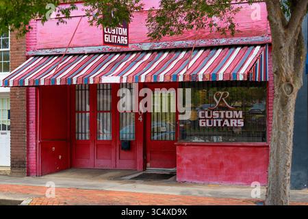Kingsport, 4, USA - 15 luglio 2023: Patrotic business Storefront visto al Fun Fest è stato fondato nel 1981 con il tema 'Community Unity' per Foto Stock